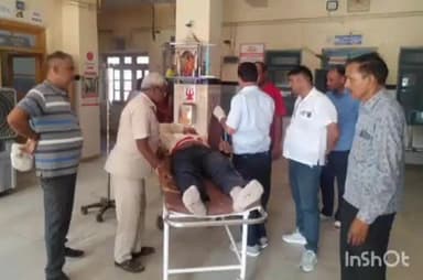 रानी: रानी में ओढ़नी पहिए में फंसी, खाई में गिरी बाइक, तीन लोग घायल, रिश्तेदार से मिलकर लौट रहे थे