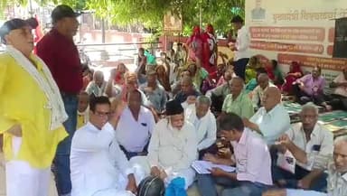 जेके मजदूरों का कोटा में रैली निकाल कलेक्ट्रेट पर प्रदर्शन
-इटावा में सीटू के नेतृत्व में उपखंड अधिकारी को सौंपा ज्ञापन