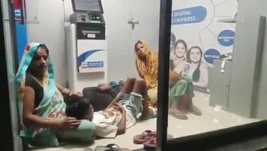 उत्तर प्रदेश के झांसी में पिछले एक महीने से भारी बिजली कटौती से जूझ रहे स्थानीय लोगों ने अब एटीएम का सहारा लिया है।