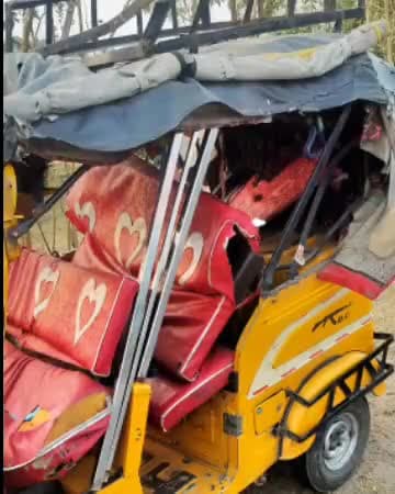 शाहजहांपुर: चंदोखा गांव के पास भीषण सड़क हादसे में ऑटो सवार पिता और 2 बेटों की मौत, पत्नी और बेटी गंभीर रुप से घायल