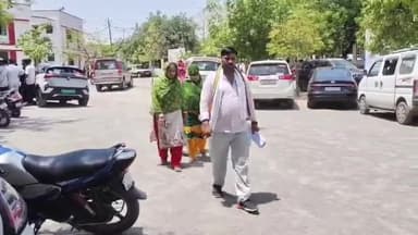 झांसी: दान पात्र की जमीन पर बनाए गए भवन का दबंगों ने तोड़ा ताला और किया कब्जा, पीड़ित ने SSP कार्यालय पहुंचकर की शिकायत