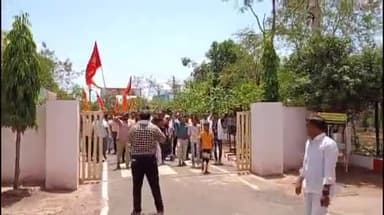 शिवपुरी नगर: मंशापूर्ण मंदिर के महंत और भक्तगण पहुंचे कलेक्ट्रेट, मंदिर की जमीन पर भू-माफिया के कब्जे को लेकर की शिकायत