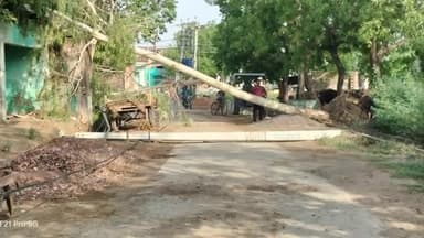 कोल: जवां में तेज आंधी तूफान से विद्युत आपूर्ति ठप, रास्ते जाम, क्षेत्रीय लोग परेशान