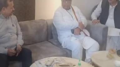 कानपुर: आतंकी हमले में मारे गए शुभम द्विवेदी के परिजनों ने सांसद रमेश अवस्थी से की मुलाकात, प्रधानमंत्री से मिलने की जताई इच्छा