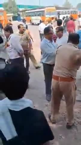 कानपुर: झकरकटी बस अड्डे पर पुलिस के सामने दबंगों ने युवक को बेरहमी से पीटा, वीडियो हुआ वायरल