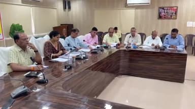 अमरोहा: जिले की स्वास्थ्य व्यवस्था को लेकर डीएम ने ली बैठक, रात में सीएचसी नहीं खुलने पर नाराजगी जताई