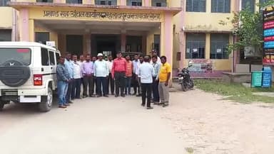 पिन्टु कुमार ग्रामीण आवास सहायक अमनौर के निधन पर प्रखंड विकास पदाधिकारी निलेश कुमार सहीत कर्मचारी ने दो मीनट  का मौन एवम् श्रद्धांजलि देते