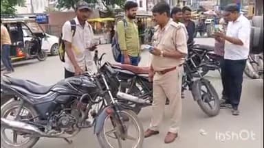 गोपालगंज: शहर के आंबेडकर चौक पर यातायात पुलिस का वाहन जांच अभियान, ₹1.5 लाख का जुर्माना वसूला