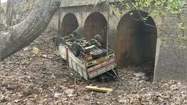 रैपुरा: NH-39 खिला चौकी के पास दर्दनाक हादसा: ट्रक की टक्कर से पुल के नीचे गिरी पिकअप, 24 घंटे तक दबा रहा चालक
