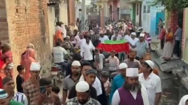 नौगावां सादात: गांव बरखेड़ा में उर्स मेले का हुआ आयोजन, लोगों की उमड़ी भीड़