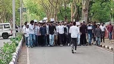 कोल: AMU भूमि विवाद को लेकर छात्रों ने किया प्रदर्शन, AMU प्रशासन पर एक्शन न लेने का आरोप लगाया