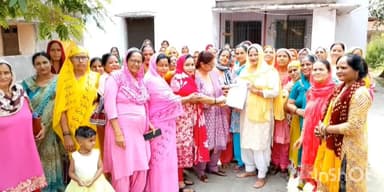 बागपत: महिला आंगनवाड़ी कर्मचारी संघ ने सीडीपीओ कार्यालय पिलाना पहुंचकर CM के नाम 17 सूत्रीय मांग पत्र सौंपा