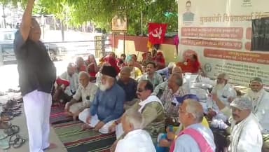 मोहल्ला मीटिंग कर सरकार की मजदूर विरोधी नीतियों से आमजन को कराएंगे अवगत‌
-93 वें दिन भी जारी रहा जेके मजदूरों का धरना