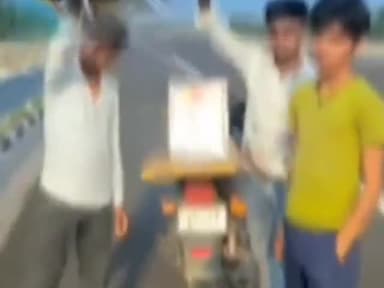 हसनपुर: हसनपुर के गांव गुलामपुर में खड़कवंशी समाज के किशोर ने जाटव समाज की भावनाओं को आहत किया, जाति सूचक का वीडियो हुआ वायरल