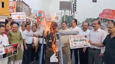 मुरादाबाद: इंपीरियल तिराहे पर व्यापारी संगठनों ने पाकिस्तान का समर्थन करने पर तुर्की और अजरबैजान का फूंका पुतला