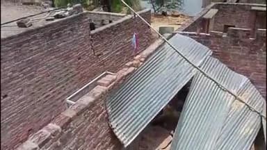 फिरोज़ाबाद: गांव चेनसुख वोजिया में आंधी-तूफान से उड़कर महिला के ऊपर गिरा टीन शेड, महिला की दर्दनाक मौत