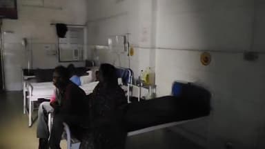 इटावा: जिलाअस्पताल की इमरजेंसी से लेकर वार्डों में घंटों छाया रहा अंधेरा, जनरेटर न चलने से गर्मी में परेशान हुए मरीज