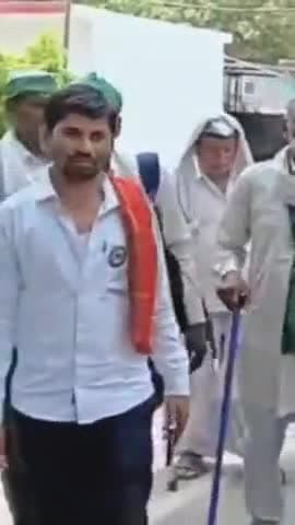 नरवल: भारतीय किसान यूनियन ने किसानों की विभिन्न समस्याओं को लेकर जिलाधिकारी कार्यालय में प्रदर्शन किया और ज्ञापन सौंपा