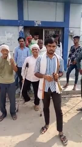 बिजली न मिलने पर ग्रामीणों का फूटा गुस्सा, जौरा में बिजली घर को घेरा..

#मुरैना #morena #वायरल #NewsUpdate #newsapp