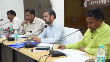 जगदलपुर: उर्जा सचिव डॉ. रोहित यादव ने जिला कार्यालय में अधिकारियों की बैठक ली