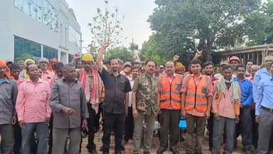 लोहरदगा: लोहरदगा गुरदरी माइंस पहुंचे पूर्व सांसद धीरज प्रसाद साहू, मजदूरों की समस्याएं सुनीं और अधिकारों की रक्षा का दिया भरोसा