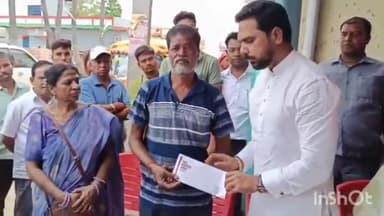 कौआकोल: बिहार के आइकॉन निशिकांत सिन्हा पहुंचे शहीद मनीष कुमार के परिवार के गांव पांडे गंगोट, परिवार को दी आर्थिक मदद