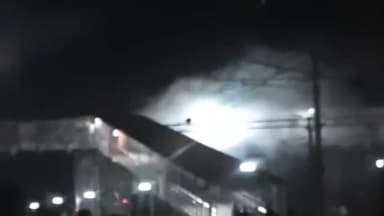 मथुरा: रेलवे जंक्शन मथुरा में शॉर्ट सर्किट के चलते ओवर ब्रिज के नीचे लगी आग, मची अफरातफरी