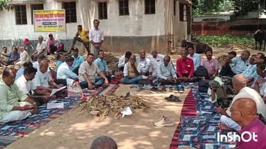 मुंगेर: बकाये राशि के भुगतान की मांग को लेकर बिहार राज्य संबद्ध डिग्री महाविद्यालय कर्मचारी महासंघ का धरना