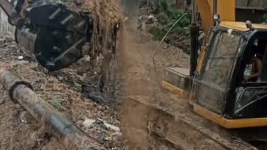 मंदसौर: बारिश से पहले नपा अध्यक्ष के निर्देश पर प्रतापगढ़ पुलिया और अन्य क्षेत्रों के नालों की पोकलेन मशीन से सफाई शुरू