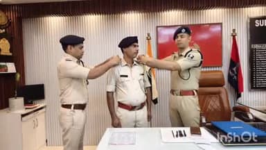 गोपालगंज: कलेक्ट्रेट परिसर में एसपी अवधेश दीक्षित ने 16 पुलिसकर्मियों के प्रमोशन पर कंधे पर स्टार लगाया