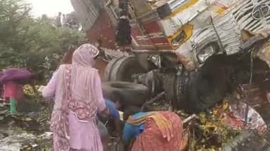 फारबिसगंज N H 27 पर रामपुर ओवर ब्रिज के पास  दो ट्रैकों में हुआ भिड़ंत ड्राइवर का घटनास्थल पर ही मौत ।