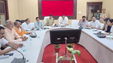 मथुरा: गंगा दशहरा और ईद-उल-अजहा की तैयारियों को लेकर बैठक, सड़कों पर नमाज न होने के निर्देश