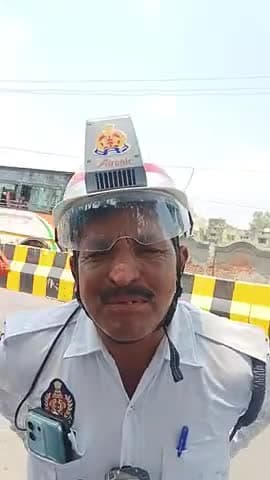 यातायात पुलिस के जवान को जो हेलमेट ए सी दिये गये इसके संबंध में स्वयं जवान ने बताया यातायात के