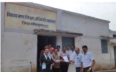 बाबई: माखन नगर में राज्य शिक्षक संघ एवं शासकीय शिक्षक संगठन ने विकासखंड शिक्षा अधिकारी को संयुक्त रूप से ज्ञापन दिया