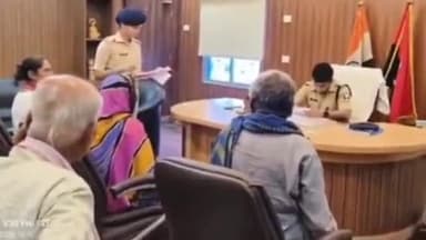डुमरा: पुलिस कप्तान ने कार्यालय में लगाया जनता दरबार, लोगों की सुनी शिकायतें