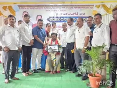 ಲಕ್ಷ್ಮೇಶ್ವರ: ಪಟ್ಟಣದಲ್ಲಿ ಜಿಲ್ಲಾ ದೈಹಿಕ ಶಿಕ್ಷಣಾಧಿಕಾರಿ ಎಂ.ಎಂ.ಹವಳದರಿಗೆ ಅಭಿನಂದನಾ ಸಮಾರಂಭ