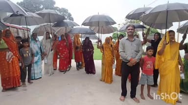 सिंगरौली: NTPC विंध्याचल के सहयोग से महिलाओं को वितरित किए गए छाते, वार्ड नंबर-36 के पार्षद रहे मौजूद