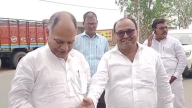 बिहिया: उत्तरदाहा कार्यक्रम में काराकाट सांसद का स्वागत भाकपा माले नेता एवं वरिष्ठ अधिवक्ता वृंदानंद सिंह ने किया