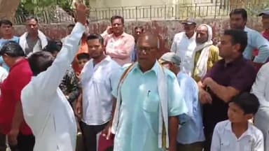 अजमेर: मांगलियावास थाना इलाके में ट्रेलर चालक की पिटाई के बाद मौत के मामले में परिजनों ने जेएलएन अस्पताल के बाहर किया प्रदर्शन