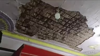 सिंगरौली: NCL की तीव्र ब्लास्टिंग से मोरवा पुरानी बाजार में फिर गिरी मकान की छत, कुछ लोगों को आई चोटें