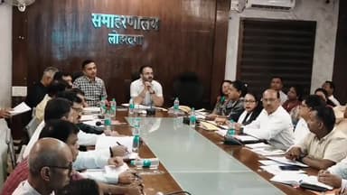 लोहरदगा: समाहरणालय में डीसी की अध्यक्षता में जिला विकास समन्वय समिति की बैठक, विकास योजनाओं की समीक्षा की गई