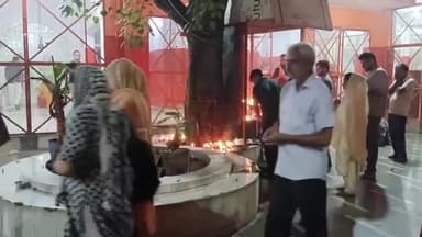 धनौरा: गजरौला शहर के इंदिरा चौक पर स्थित शनि देव मंदिर पर पूजा-अर्चना के लिए भक्तों की उमड़ी भीड़