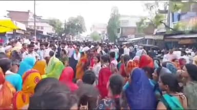 कसिया: कसया गोला चौक पर सैकड़ों महिलाओं और पुरुषों ने किया सड़क जाम, मृतकों के परिजनों को मुआवजा देने की मांग