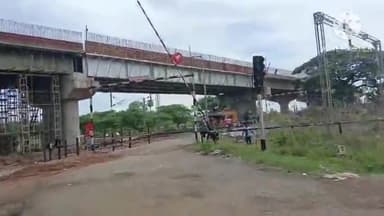 గార్ల: డోర్నకల్-గార్ల మద్య కొన్ని రోజులుగా మూసిన రైల్వే గేట్ వాహనదారుల విజ్ఞప్తి మేరకు,తెరిచిన అధికారులు,తీరిన సమస్య ప్రజలహర్షం