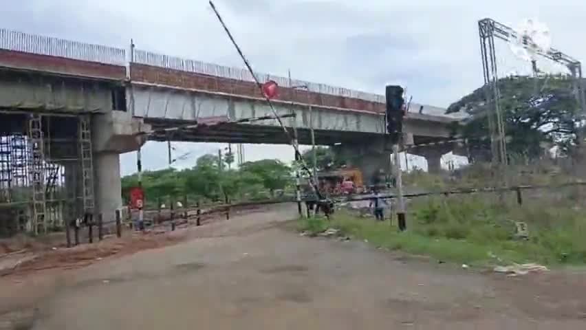 గార్ల: డోర్నకల్-గార్ల మద్య కొన్ని రోజులుగా మూసిన రైల్వే గేట్ వాహనదారుల విజ్ఞప్తి మేరకు,తెరిచిన అధికారులు,తీరిన సమస్య ప్రజలహర్షం