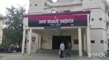 रॉबर्ट्सगंज: लोढ़ी कलेक्ट्रेट गेट के सामने से भैंसों से लदी पिकअप को पुलिस ने पकड़ा, 2 लोगों के खिलाफ दर्ज हुआ केस