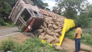 కురవి: కురవి మండల కేంద్రం శివారులో అదుపుతప్పి బోల్తా పడిన ధాన్యం లారీ