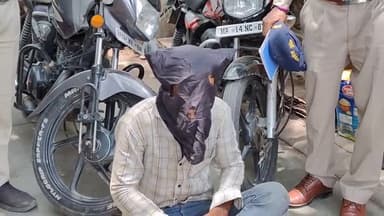 मंदसौर: गोपाल कृष्ण गोशाला के पास से कोतवाली थाना पुलिस ने एक आरोपी को 5 लीटर अवैध शराब के साथ पकड़ा, चोरी की 2 बाइक बरामद