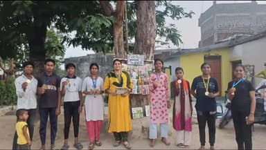 सिंगरौली: बच्चों को शिक्षित करने के लिए ज़िले की 'पुस्तक वाली दीदी' उषा दुबे ने स्कूटर को बनाया चलता-फिरता पुस्तकालय