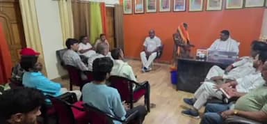 बलरामपुर: सदर विधायक पलटू राम ने अपने आवास पर सुनी जनता की जन समस्याएं, काफी लोग रहे मौजूद